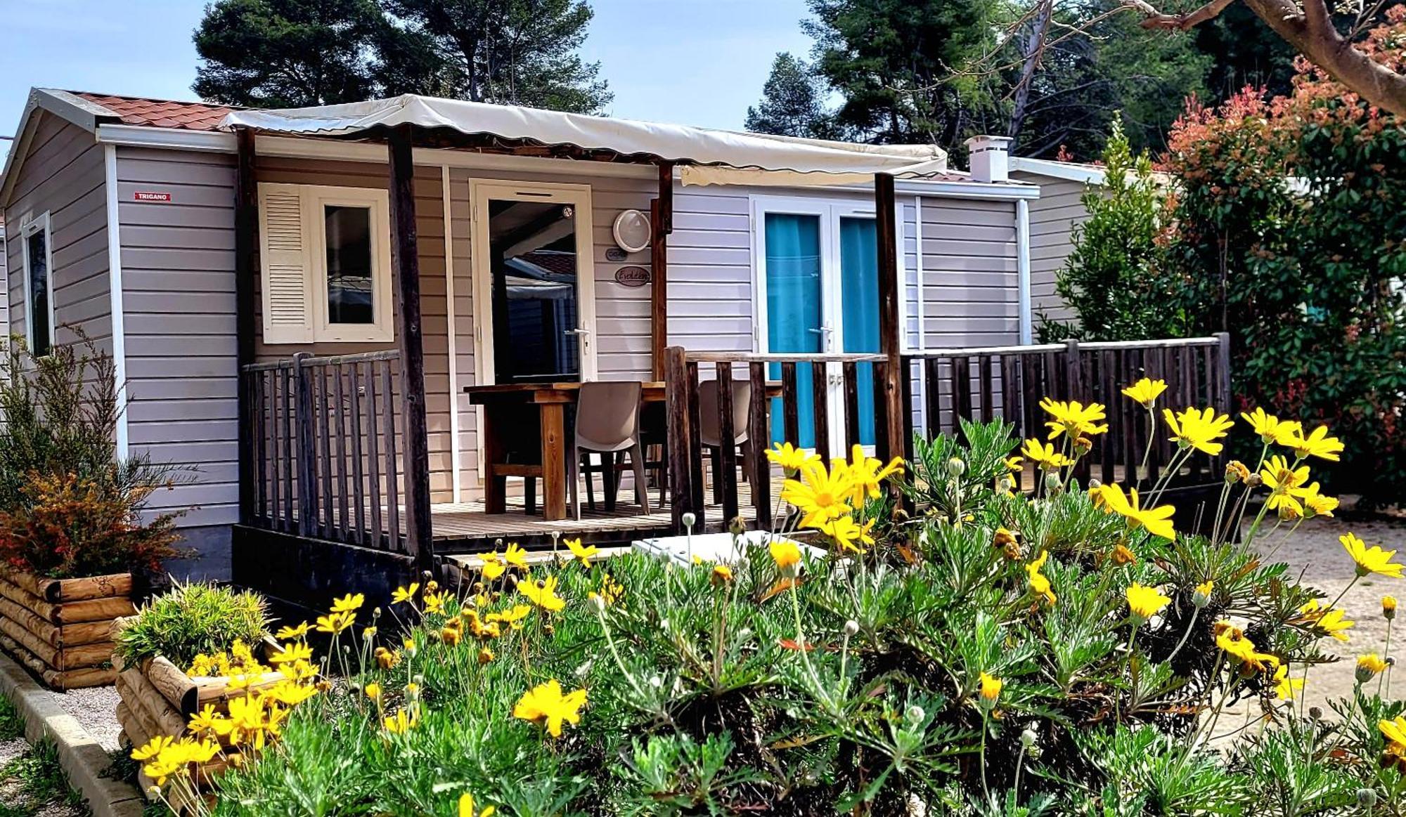 Camping Aux Portes De Cassis Roquefort-la-Bédoule Buitenkant foto